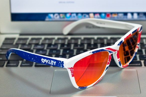 opposing earstem showing blue sides instead of red of Oakley Union Jack Frogskins SKU# 24-314 Union Jack/Ruby Iridium. Singapore@Wahliao.com