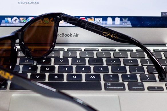 Signature on stem. SHAUN WHITE SIGNATURE SERIES FROGSKINS® SKU# 24-272 @wahliao.com Singapore Color: Polished Black/24K Iridium