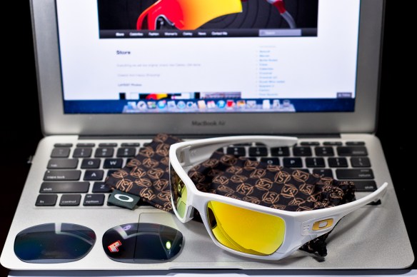 SHAUN WHITE SIGNATURE SERIES POLARIZED STYLE SWITCH™ SKU# OO9194-10 @Singapore Color: Polished White/Grey Polarized & 24K Iridium
