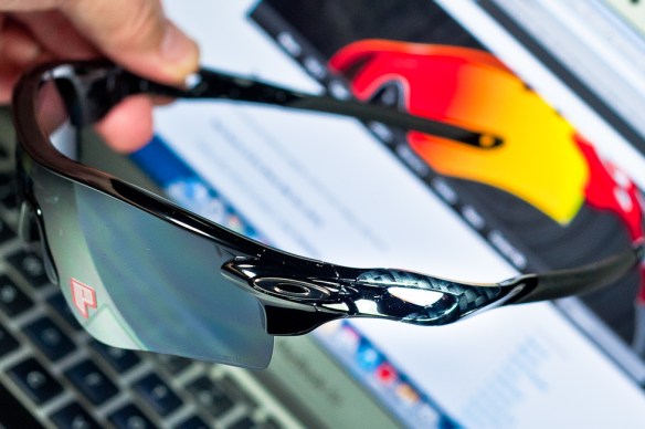 Ear stem detail of carbon fibre look. SGD$450 POLARIZED RADARLOCK™ PATH SKU# OO9181-12 Color: Polished Black/Black Iridium Polarized & VR28 Black Iridium