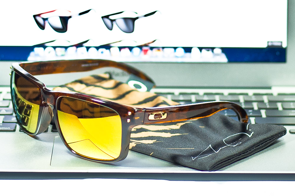 fr $220 OAKLEY HOLBROOK™ 