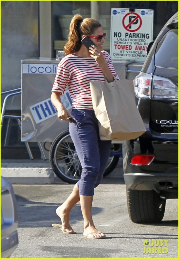 reported on coolspotters.com that Eva Mendes is wearing Oakley Frogskins... NOT! 